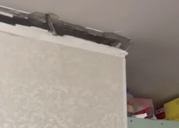 У Кам’янському мешканці живуть у будинку, що руйнується: у стінах тріщини, просідає фундамент
