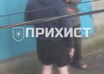 У Нікополі чоловік погрожував безхатьку пістолетом та побив його