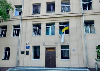 У Дніпрі внаслідок масованої атаки РФ пошкоджено близько 20 будинків, дитсадки, гімназію та трамвай