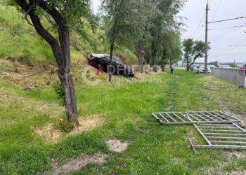 Авто з’їхало з дороги на схил у Дніпрі: водій заявляє про відмову гальм