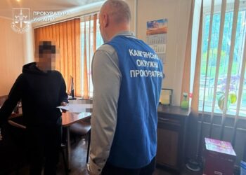 На Дніпропетровщині затримано чоловіка, який намагався зґвалтувати 6-річну падчерку
