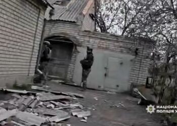 Росіяни вдарили КАБом під час евакуації в Межовій: поліцейські саме вивозили тіло загиблого