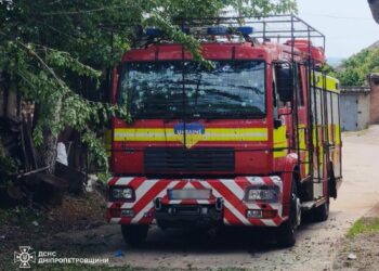 У Нікополі росіяни двічі вдарили БпЛА по рятувальниках