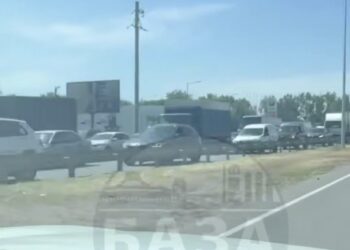 У Дніпрі ускладнився рух транспорту: на дорогах утворилися затори