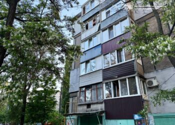 У Дніпрі через ранкову атаку РФ пошкоджено багатоповерхівку та сусідні будинки