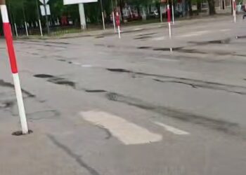 У Нікополі встановлюють конструкції для захисту від дронів: один зі стовпів уже пошкоджено
