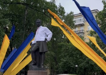 У Дніпрі пам’ятник Олександру Полю вбрали до Дня вишиванки