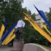 У Дніпрі пам’ятник Олександру Полю вбрали до Дня вишиванки