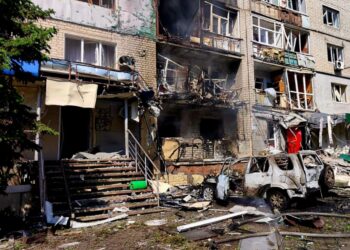Російські війська атакували Павлоград: спалахнула пожежа, пошкоджена багатоповерхівка
