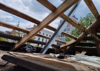 У Дніпрі почали ремонтувати дах будинку волонтера, пошкодженого ударом «Іскандера»