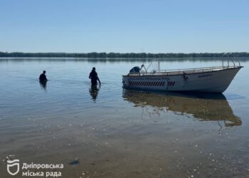 У Дніпрі почали очищати пляжі, хоча рішення про купальний сезон ще немає