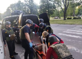Ворог знову атакував Дніпропетровщину: є поранений у Нікополі, горіли будинки на Синельниківщині