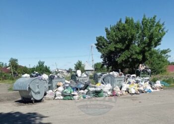 Сміттєвий колапс у громаді під Дніпром: люди скаржаться на переповнені баки та сморід