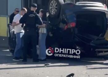 У Дніпрі перекинулася легкова автівка внаслідок ДТП