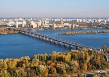 На лівому березі Дніпра скаржаться на сильний неприємний запах