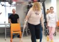 Жінка з Нікополя, яка втратила ногу через обстріл, отримала протез і проходить реабілітацію
