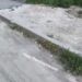 На Лівобережному в Дніпрі частину тротуару засипали щебенем і шинами замість ремонту