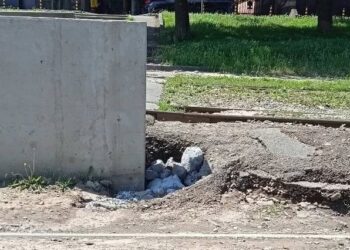 У Дніпрі «відремонтували» провалля під трамвайними коліями: питання до якості робіт