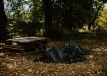 У Кривому Розі чоловік вистрибнув з вікна 13-го поверху — загинув на місці