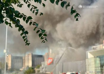 Люди чекають новин про своїх близьких, які були у ТЦ під час удару і досі не виходять на зв’язок