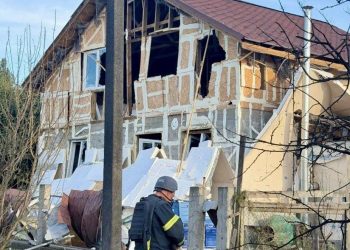 Двоє людей дістали поранень через удар росіян по Дніпру.
