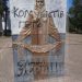 Невідомі розмалювали меморіал «Скорботна мати» в Кривому Розі. Тут поховані воїни, які загинули у лютому 1944 року під час боїв за визволення міста.