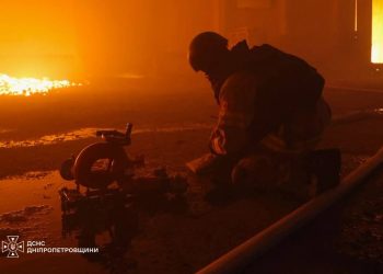 Всю ніч рятувальники гасили масштабну пожежу у Синельниковому
