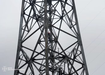 У Дніпровському районі з лінії електропередачі зняли бойову частину російського дрона «Герань-4».