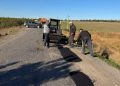 Дорогу до Великомихайлівки знову ремонтують аграрії. За власні гроші.
