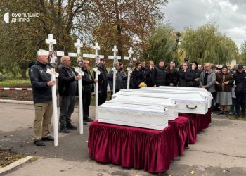 У Радушному попрощалися з п’ятьма дітьми родини Воронових, яких убила російська ракета.