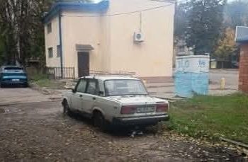 Автомобільний мотлох у дворах Дніпра закликають прибрати. Покинуті машини можуть відправити на штрафмайданчики!