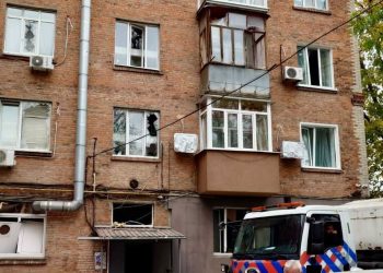 Через нинішню російську атаку на проспекті Поля пошкоджено щонайменше 5 багатоповерхівок та прилегла школа.